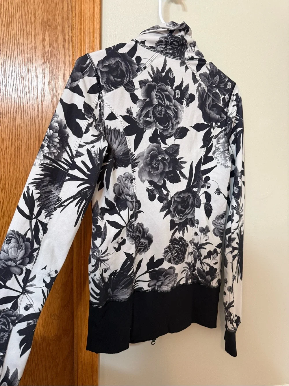 Lululemon Calm & Cozy Brisk Bloom Floral Define Black White Full Zip Jacket Sz 6